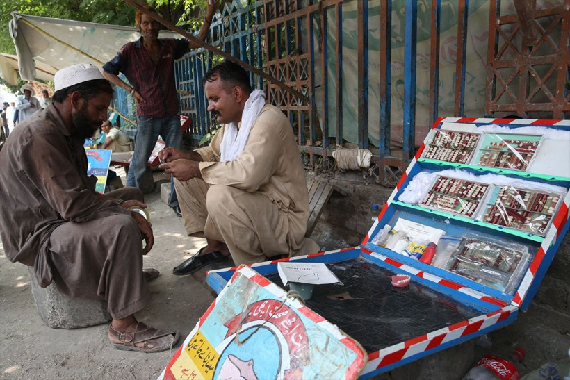 Parası olmayan sokak dişçisine koşuyor şaşırtan görüntüler - Resim: 2
