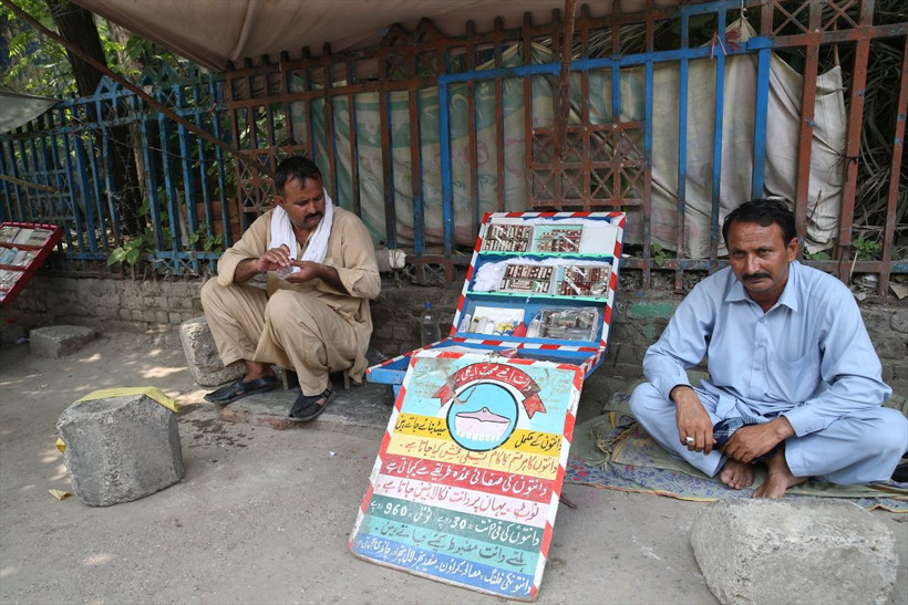 Parası olmayan sokak dişçisine koşuyor şaşırtan görüntüler - Resim: 3