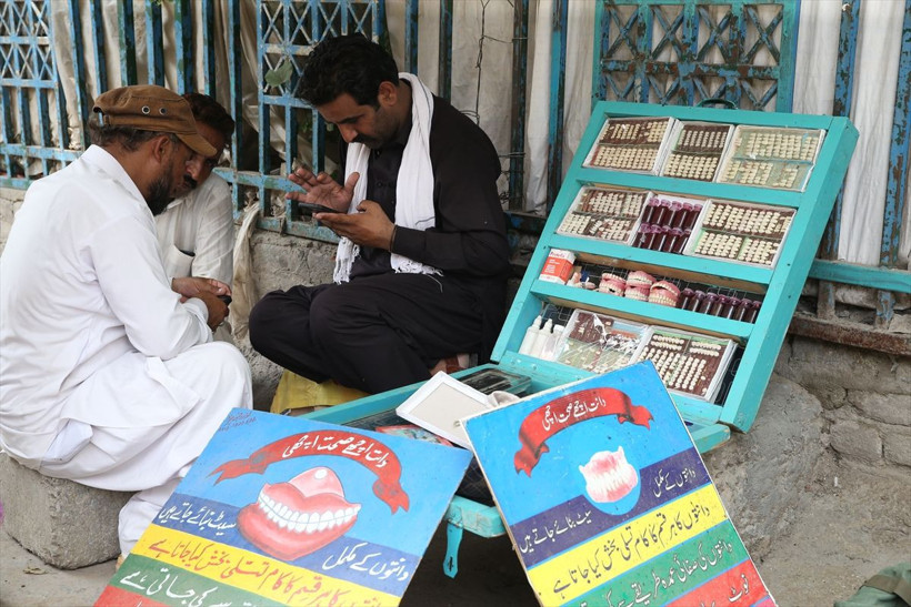 Parası olmayan sokak dişçisine koşuyor şaşırtan görüntüler - Resim: 4