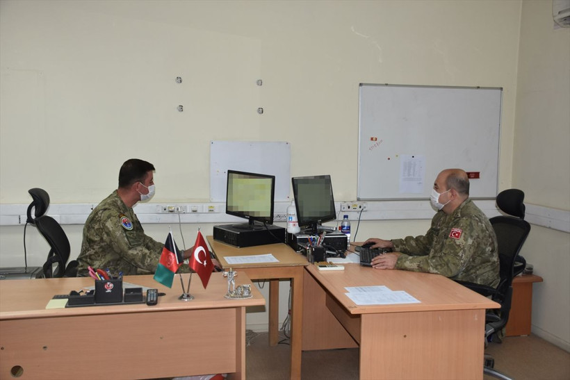 Kabil'de kavurucu sıcaklarda çocuklar perişan bekliyor! Türk askerinden halka merhametle yardım eli - Resim: 3