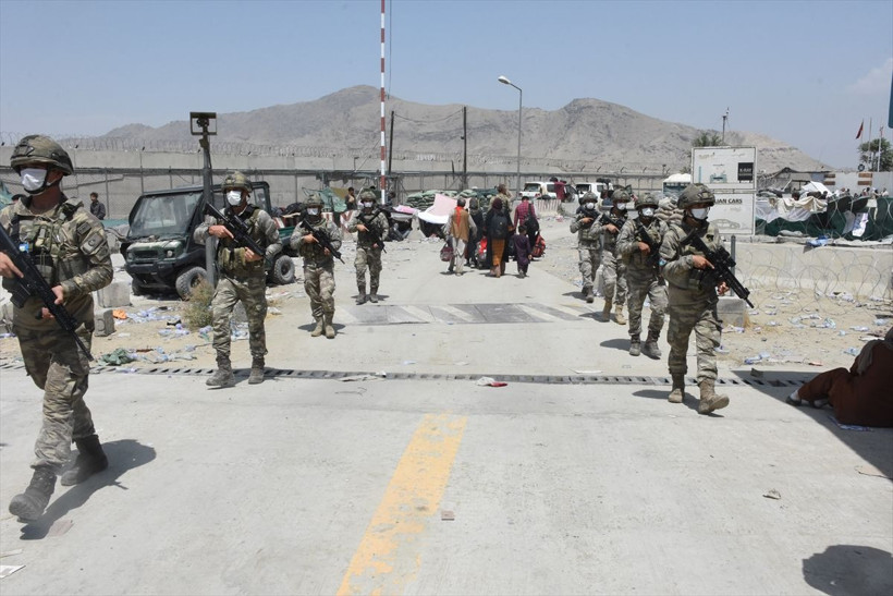 Kabil'de kavurucu sıcaklarda çocuklar perişan bekliyor! Türk askerinden halka merhametle yardım eli - Resim: 4