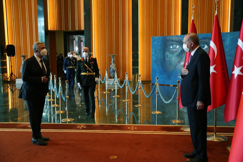 Cumhurbaşkanı Erdoğan'ın önünde durduğu tablo dikkat çekti! İşte o ayrıntı - Resim: 3