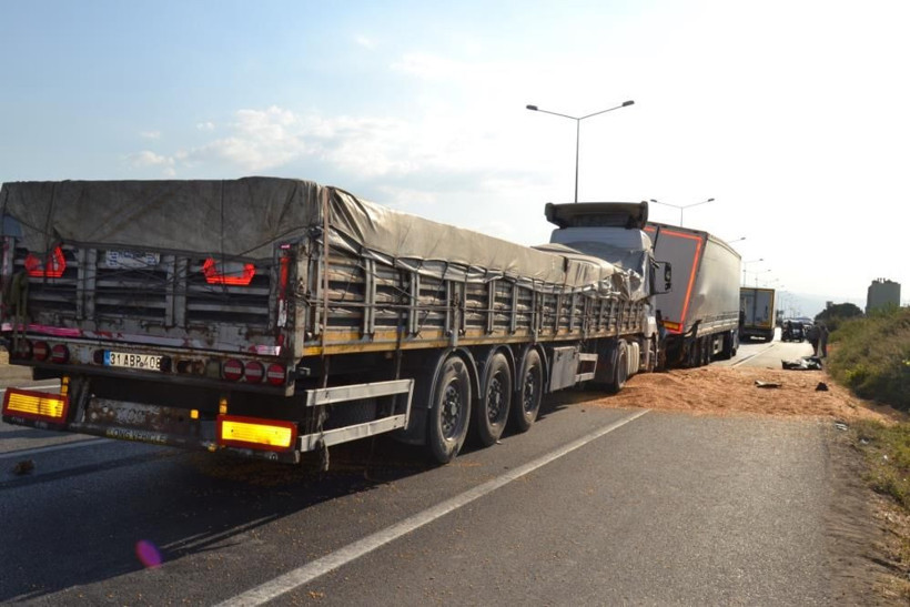 Manisa Salihli'de kaza! 3 TIR ve 2 otomobil zincirleme kazaya karıştı: 3 ölü 5 yaralı - Resim: 4
