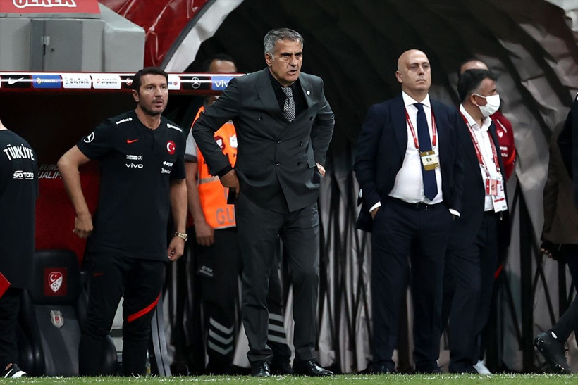 Twitter'da 'Şenol Güneş istifa' sözleri! Kenan Karaman ayakkabılarını bağlıyor - Resim: 1