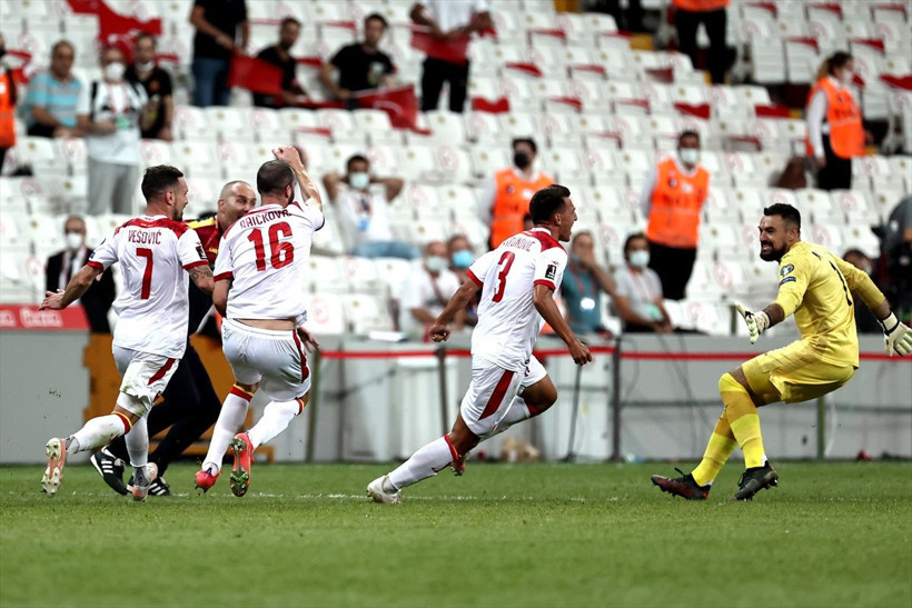 Twitter'da 'Şenol Güneş istifa' sözleri! Kenan Karaman ayakkabılarını bağlıyor - Resim: 3