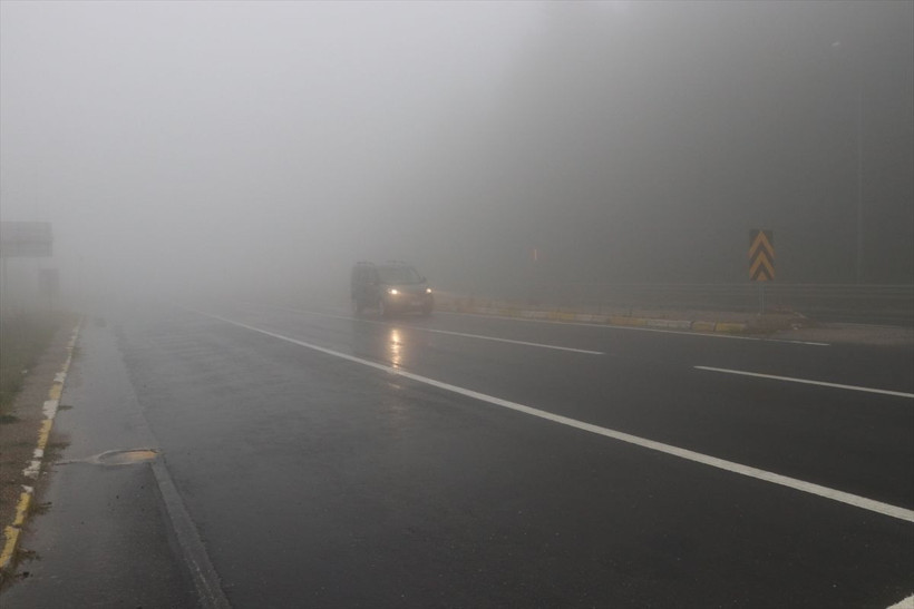Bolu Dağı'nda sağanak ve sis etkili oluyor! Göz gözü görmüyor - Resim: 4