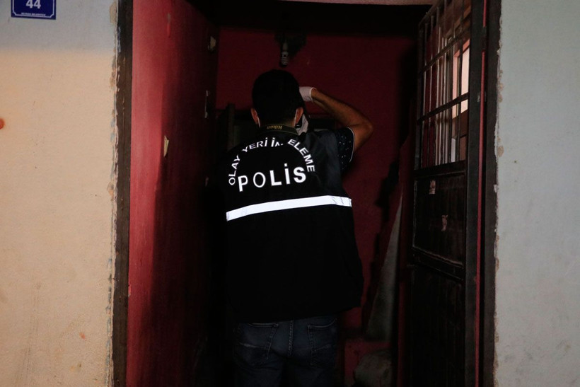 Adana'da dehşet! Cinnet getiren kişi babasını dövdükten sonra pompalı tüfekle kardeşini öldürdü - Resim: 2