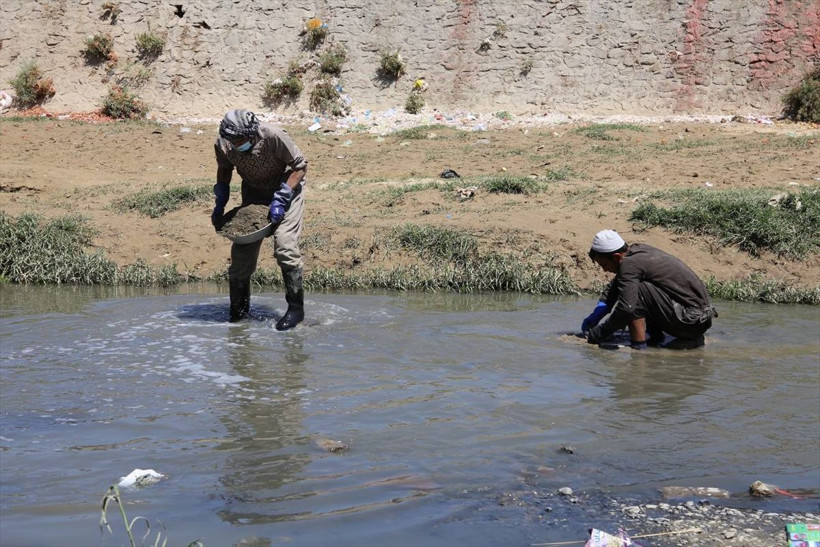 Bu dereden altın çıkıyor! Arayıp buluyor ama günlük kazancı çok az - Resim: 2
