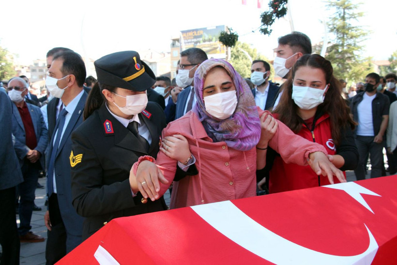 Şehit Muammer Yiğit'in cenaze töreni; 6 aylık oğlu tabutuna dokunarak veda etti - Resim: 2