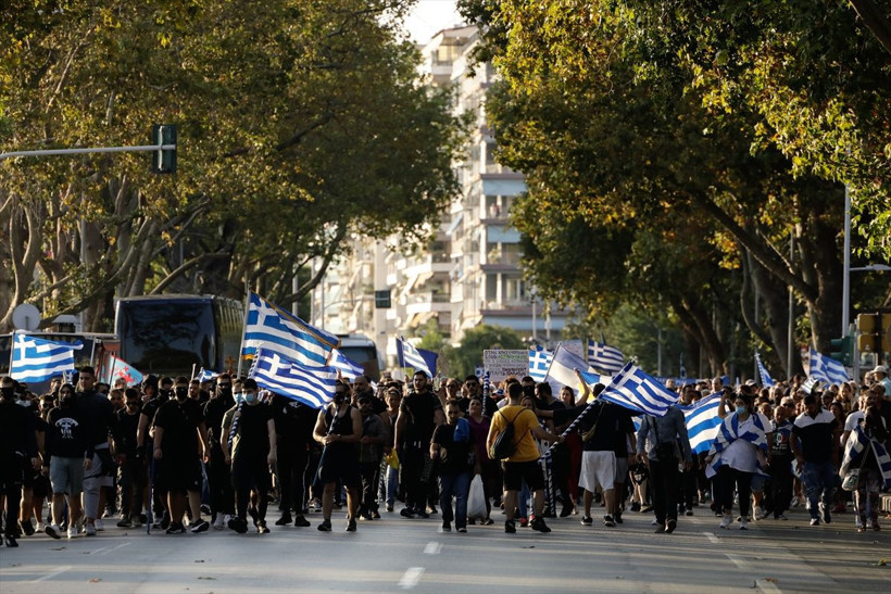 Yunanistan'da hükumet karşıtı protestocular polisle çatıştı - Resim: 1