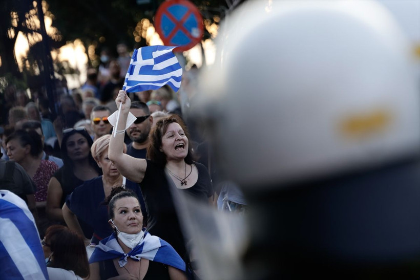 Yunanistan'da hükumet karşıtı protestocular polisle çatıştı - Resim: 2