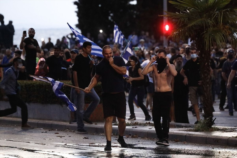 Yunanistan'da hükumet karşıtı protestocular polisle çatıştı - Resim: 4