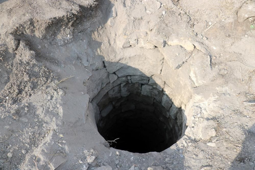 Sivas'ta şaşırtan olay: Kepçeyi toprağa vurunca tarihi kuyu bulundu - Resim: 1