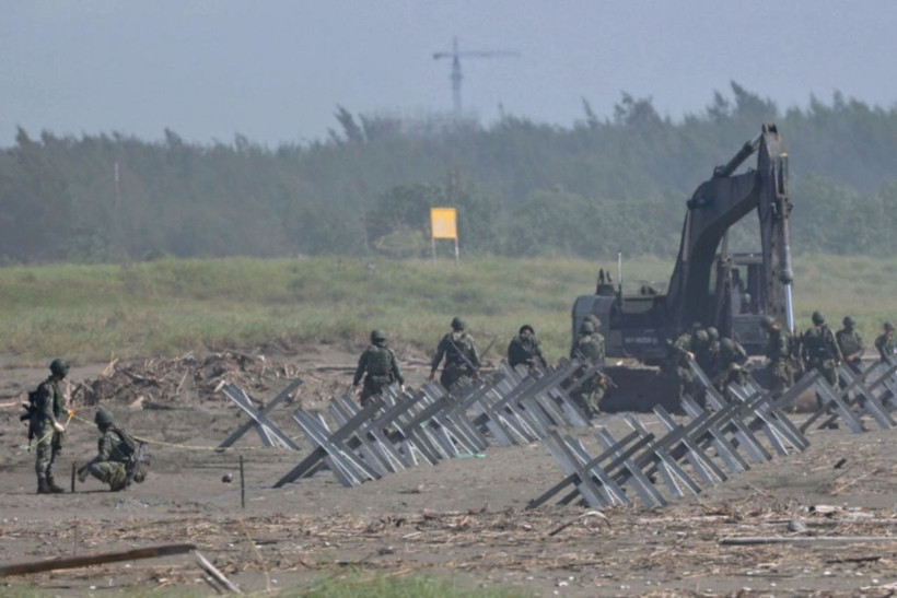 Evlerinin önüne savaş uçağı indi! Gözlerine inanamadılar - Resim: 4