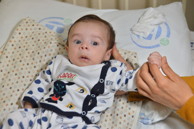 Kalbi dışarıda doğdu! Mucize bebek zor operasyonla kurtarıldı - Resim: 3