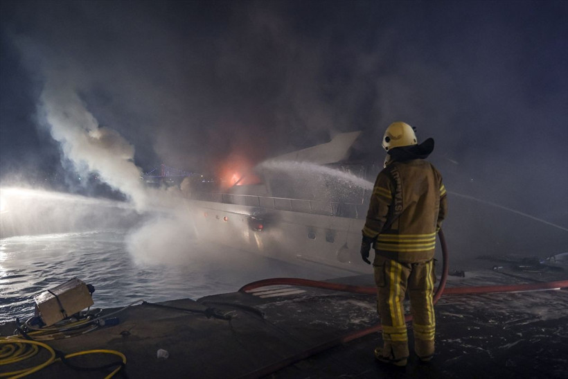 İstabul Bebek Sahili'nde tekne alev alev yandı! 3 saatlik söndürme çalışması sonunda battı - Resim: 2