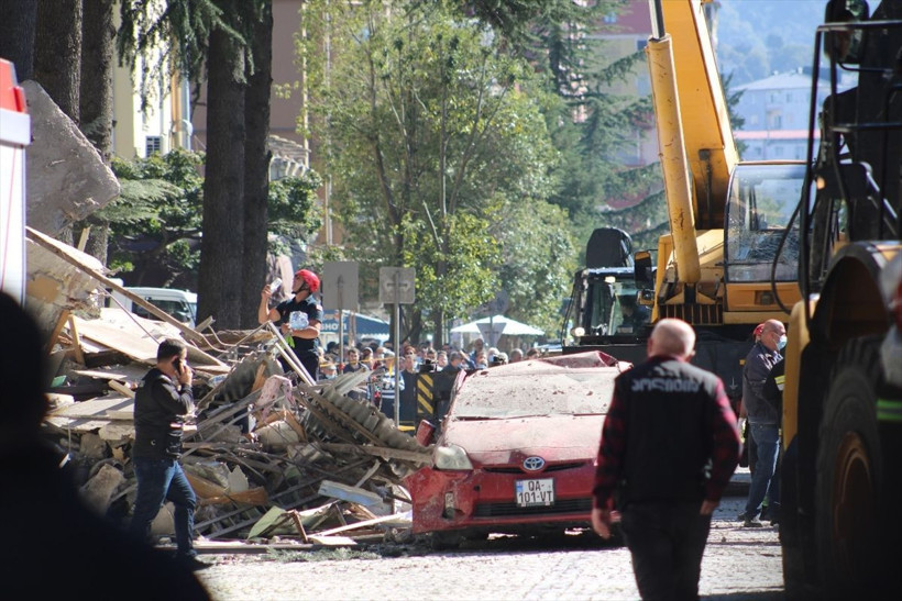 Gürcistan'da 7 katlı bina çöktü! Enkaz altında kalanlar var - Resim: 1