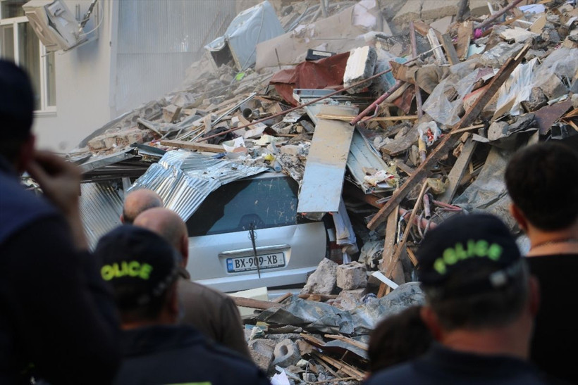 Gürcistan'da 7 katlı bina çöktü! Enkaz altında kalanlar var - Resim: 2