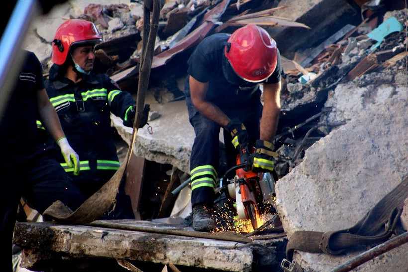 Gürcistan'da 7 katlı bina çöktü! Enkaz altında kalanlar var - Resim: 3