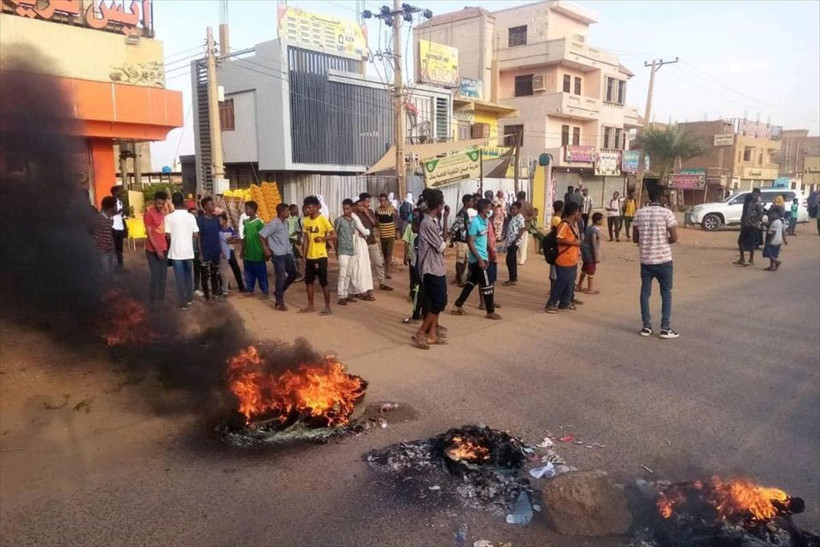 Sudan'da darbe girişimi! Başbakan ve parti liderleri tutuklandı OHAL ilan edildi - Resim: 1