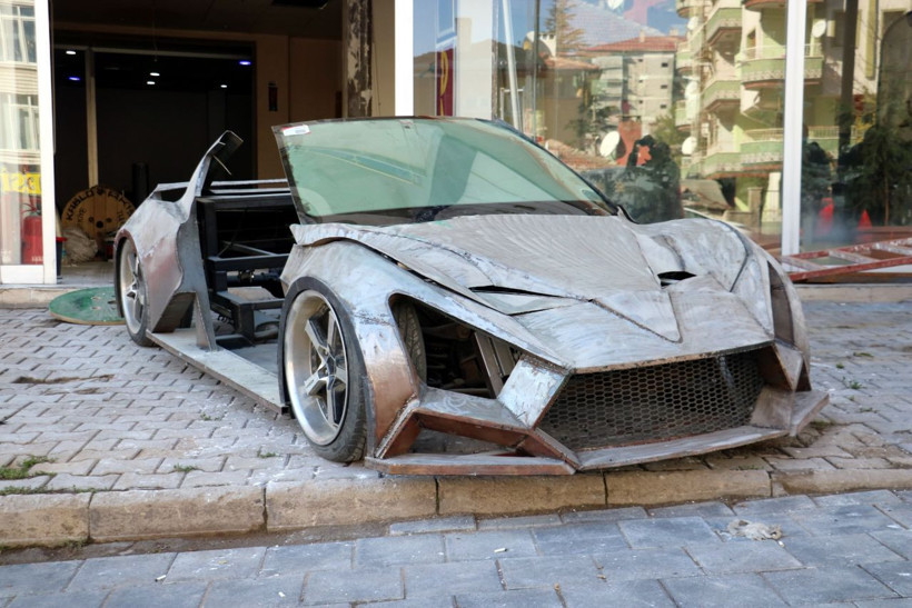 Sivas'ta görenlerin ağzı açık kaldı otomobili kendi yaptı çıkarabilmek için iş yerinin duvarını yıktı - Resim: 1