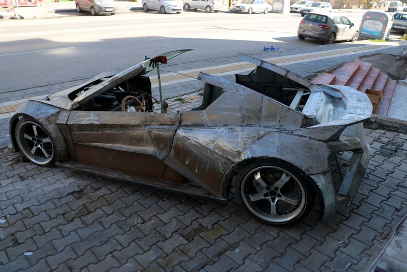 Sivas'ta görenlerin ağzı açık kaldı otomobili kendi yaptı çıkarabilmek için iş yerinin duvarını yıktı - Resim: 4