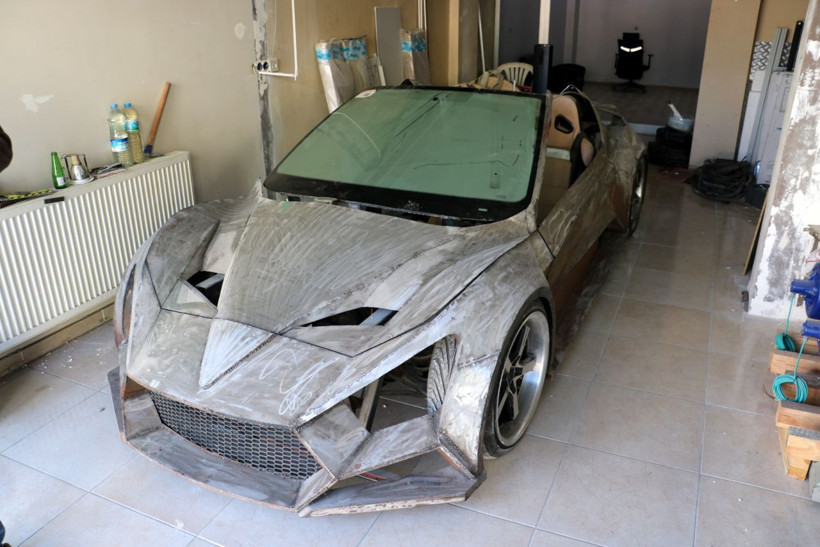 Sivas'ta görenlerin ağzı açık kaldı otomobili kendi yaptı çıkarabilmek için iş yerinin duvarını yıktı - Resim: 2