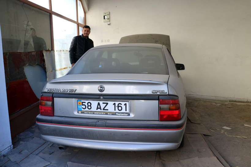 Sivas'ta yıllardır garajda tutuldu 95 model Opel'in benzeri yok açık arttırmayla satıldı fiyatı sır gibi saklanıyor - Resim: 3