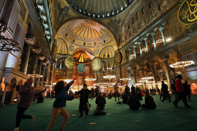 Ayasofya Camisi'nde çok garip olay! Mermerin içinden gizemli İbranice yazılar çıktı - Resim: 1