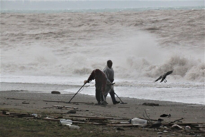 Antalya'da turistik sahil moloz yığınına döndü! Defineciler akın etti - Resim: 4