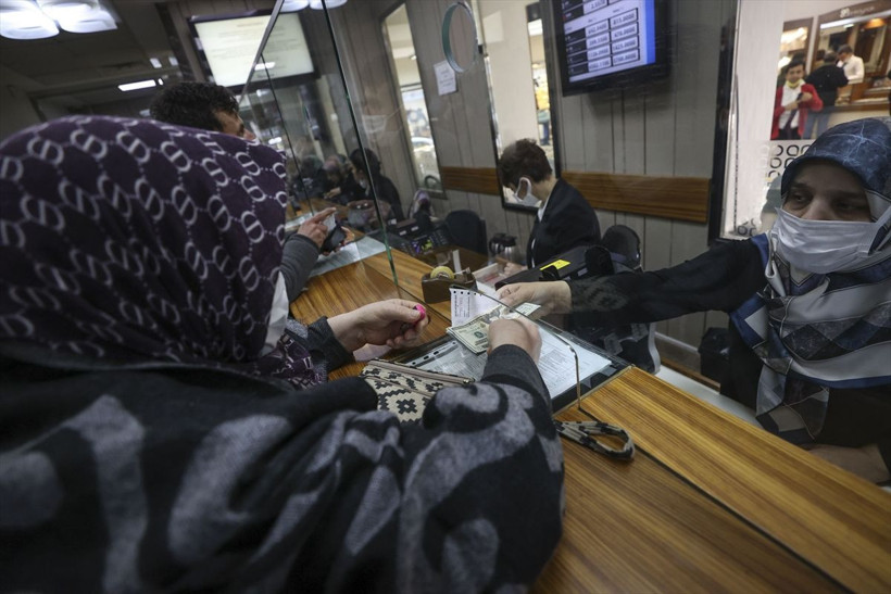 Bugün döviz bürolarında kuyruk vardı! Dolarını kapan panik halinde koştu! - Resim: 2