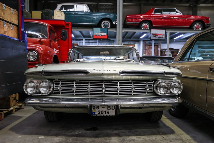 İzmir'de restore ettirdiği eski araçlardan koleksiyon oluşturdu hepsi gıcır gıcır çalışır durumda - Resim: 1