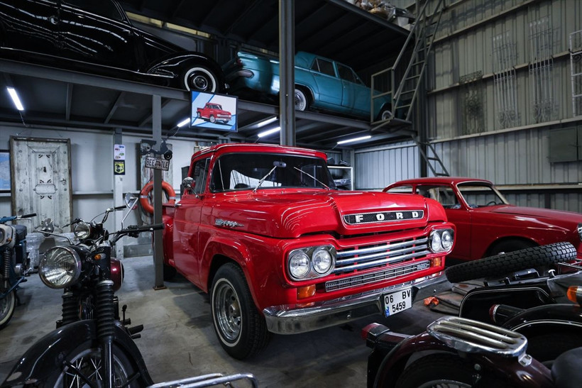 İzmir'de restore ettirdiği eski araçlardan koleksiyon oluşturdu hepsi gıcır gıcır çalışır durumda - Resim: 4