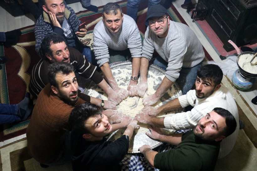 Sivas'ta en az 6 kişiyle yapılıyor yapımı saatler sürüyor! Tadına doyulmuyor: Ağda şekline gelince... - Resim: 1