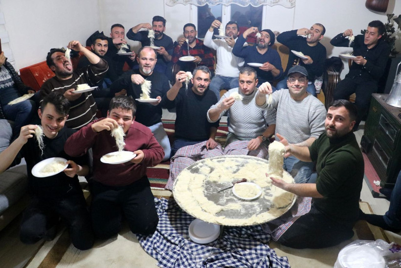 Sivas'ta en az 6 kişiyle yapılıyor yapımı saatler sürüyor! Tadına doyulmuyor: Ağda şekline gelince... - Resim: 3