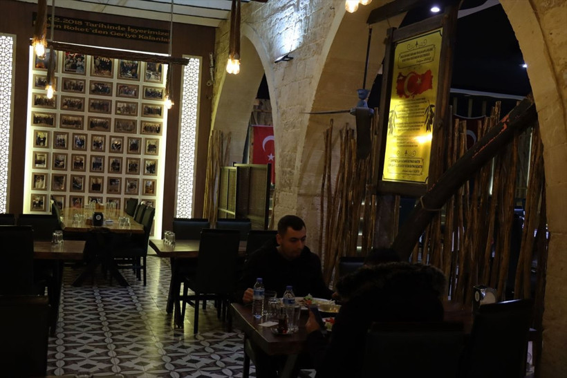 Kilis'te bu restoranda 4 yıldır masada şarapnel parçası var - Resim: 1