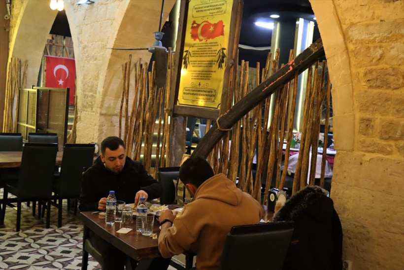 Kilis'te bu restoranda 4 yıldır masada şarapnel parçası var - Resim: 3