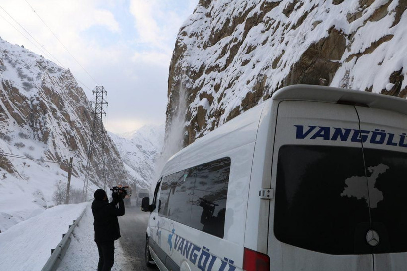 Karayolunda 4 ayrı noktaya çığ düştü! Yolcu minibüsündekiler son anda kurtuldu - Resim: 4