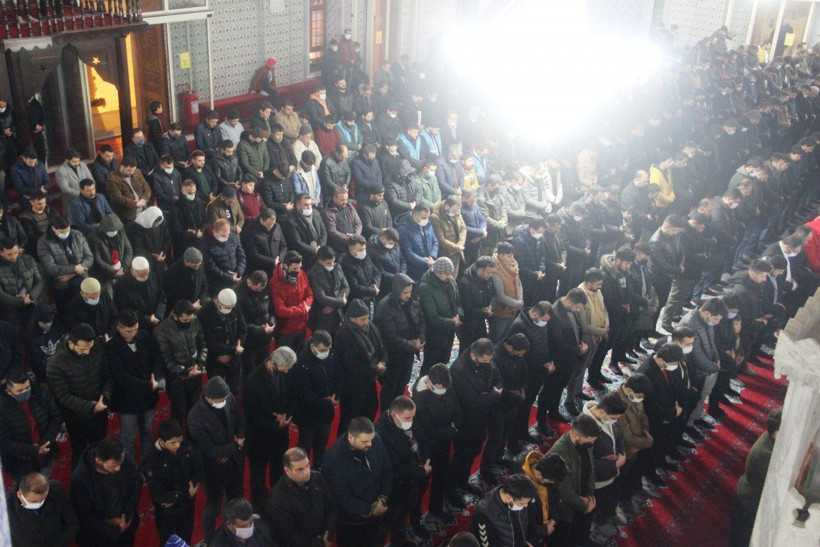 Üç ayların müjdeleyicisi kabul edilen Regaip Kandili'nde camiler dolup taştı - Resim: 4