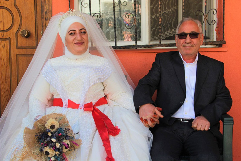 8 torun, 4 çocuk sahibi çift 38 yıl sonra yeniden gelinlik ve damatlık giydi - Resim: 2