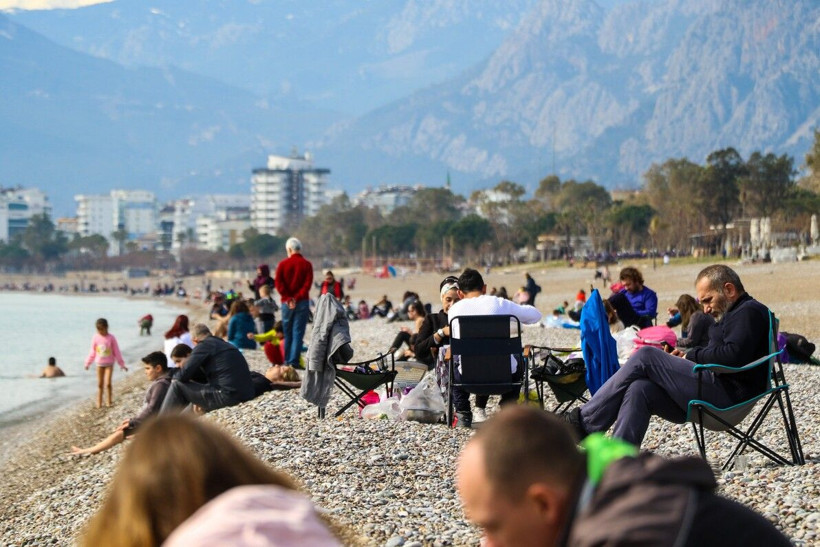 Sıcağı görenler telefona sarıldı! Turistlerin denizin keyfini çıkardı: Antalya kışı erken uğurladı - Resim: 4