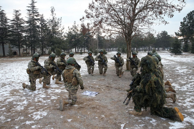 Dağların Aslanları teröristleri inlerinde imha etmek için eğitiliyor - Resim: 1