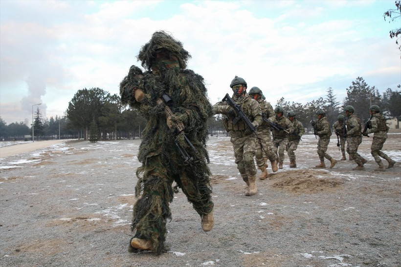 Dağların Aslanları teröristleri inlerinde imha etmek için eğitiliyor - Resim: 2
