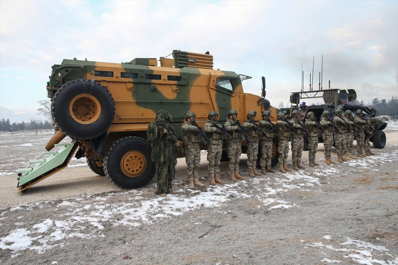 Dağların Aslanları teröristleri inlerinde imha etmek için eğitiliyor - Resim: 3