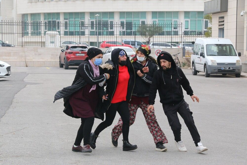 Antalya'da acılı annenin dünyası başına yıkıldı! Gözyaşlarına boğuldu: Feryatları yürekleri dağladı - Resim: 3