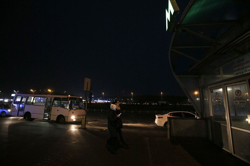 Ukrayna'da sıkıyönetim ilan edildi! Patlamaların ardından sirenlerin çaldığı Kiev'den kaçış başladı - Resim: 4