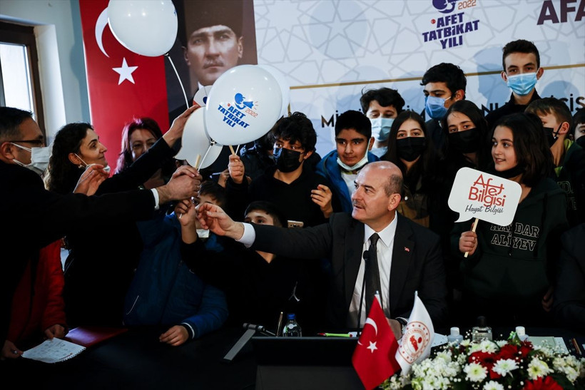 Bakanlar deprem tatbikatında Mahmut Özer ve Süleyman Soylu çök kapan tutun yaptı - Resim: 4