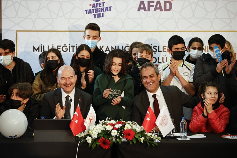 Bakanlar deprem tatbikatında Mahmut Özer ve Süleyman Soylu çök kapan tutun yaptı - Resim: 1