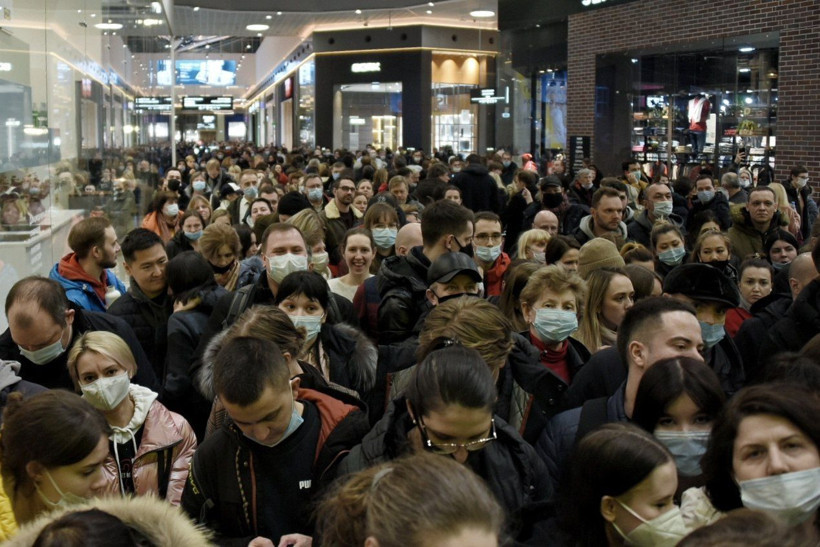 Ruslar kapanacak mağazalara akın etti IKEA'da adım atacak yer kalmadı - Resim: 3