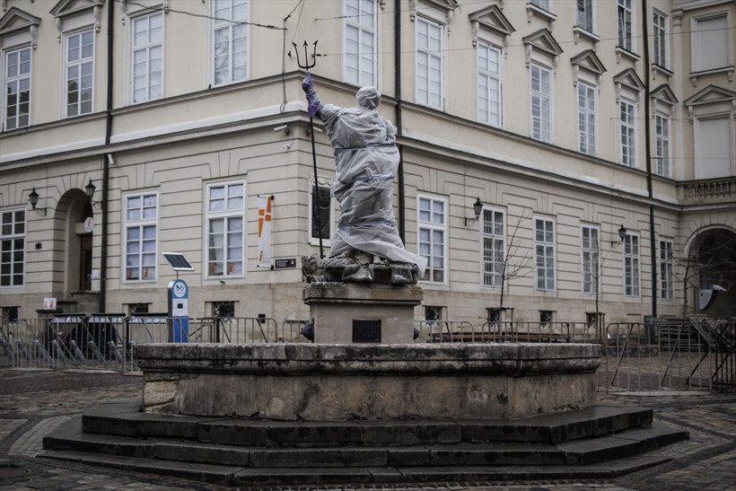 Ukrayna'da sinema saloları silah eğitim merkezi oldu! Rusya vurmasın diye heykeller ambalajla kaplandı - Resim: 2